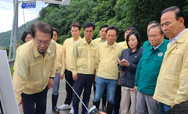 국민의힘 윤재옥 원내대표가 16일 충북 괴산군 조곡교 수해현장에서 피해상황을 듣고 있다. 2023.7.16/사진=연합뉴스