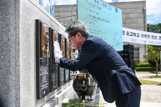 해병대는 17일 포항특정경비지역사령부 내 마린온 순직자 위령탑에서 ‘마린온 5주기 추모행사’ 진행했다.  행사에서 순직 장병 유가족인 故(고)노동환 중령의 부친이 헌화, 분향 후 위령탑에 새겨진 아들의 부조상을 어루만지고 있다. [사진제공=해병대사령부]