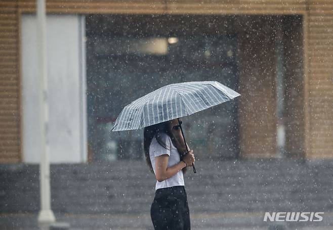 [서울=뉴시스] 정병혁 기자 = 장마가 이어지고 있는 13일 서울 동작구 사당역 인근에 비가 쏟아지고 있다. 2023.07.13. jhope@newsis.com