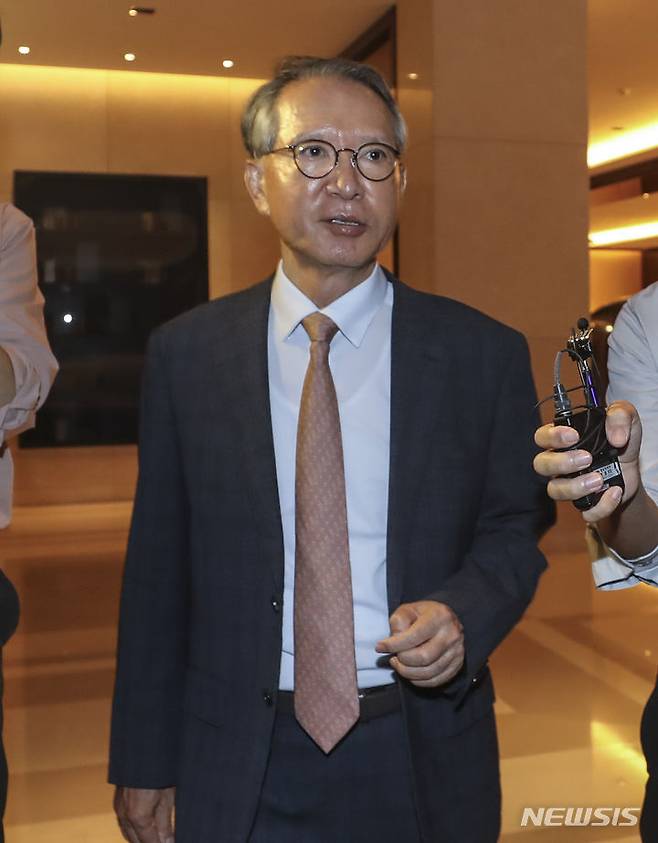 [서울=뉴시스] 김근수 기자 = 김형오 전 국회의장이 17일 오전 서울 중구 웨스틴 조선 서울에서 열린 '11인 원로회' 발족식 참석에 앞서 취재진 질문에 답하고 있다. 2023.07.17. ks@newsis.com