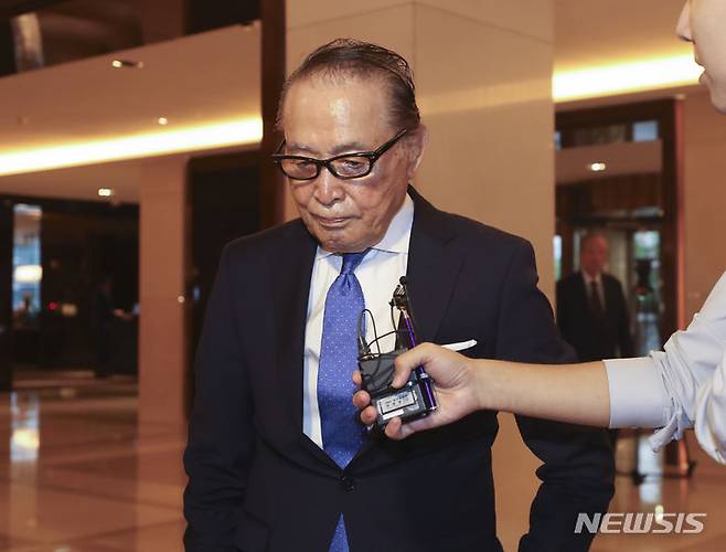 [서울=뉴시스] 김근수 기자 = 신영균 국민의힘 상임고문이 17일 오전 서울 중구 웨스틴 조선 서울에서 열린 '11인 원로회' 발족식 참석에 앞서 취재진 질문에 답하고 있다. 2023.07.17. ks@newsis.com