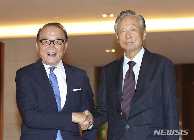 [서울=뉴시스] 김근수 기자 = 신영균(왼쪽) 국민의힘 상임고문과 권노갑 더불어민주당 상임고문이 17일 오전 서울 중구 웨스틴 조선 서울에서 열린 '11인 원로회' 발족식 참석에 앞서  악수를 하고 있다. 2023.07.17. ks@newsis.com