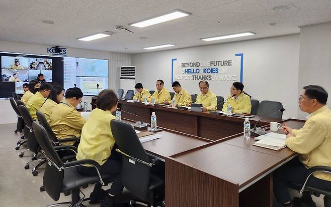 [서울=뉴시스]박구병 한국교육시설안전원 이사장은 7월16일과 17일 여의도 한국교육시설안전원에서 집중호우 피해 비상대책 회의를 주재했다. (사진=한국교육시설안전원 제공) 2023.07.17. *재판매 및 DB 금지