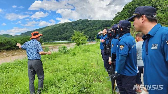 [예천=뉴시스] 김진호 기자 = 경북 예천군 은풍면 오류리 솔경지에서 17일 풍수지리가 이모(60)씨가 경찰들과 함께 실종자 수색작업을 하고 있다. 2023.07.17  kjh9326@newsis.com