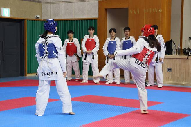 경일대학교 태권도학과 선수들과 부탄 태권도 국가대표팀이 함께 훈련하고 있다. 경일대 제공