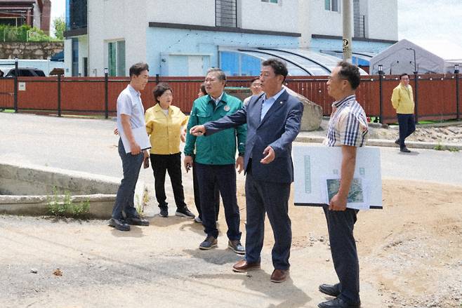 경주시의회가 불국 진티마을에서 현장을 확인하고 있다. 경주시의회 제공