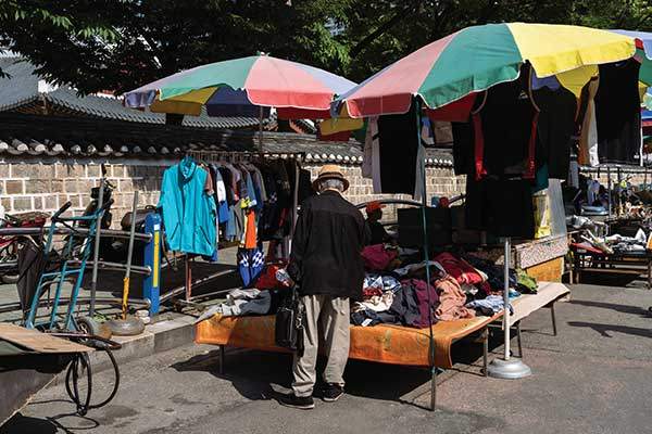 동묘 노상의 물건을 구경하는 한 행인.