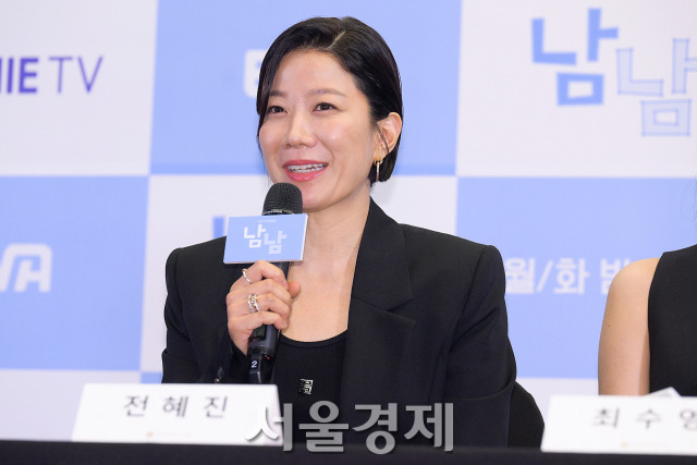 배우 전혜진이 17일 오전 서울 마포구 스탠포드호텔 서울에서 진행된 지니TV 오리지널 ‘남남’(극본 민선애/연출 이민우) 제작발표회에서 소감을 말하고 있다. 김규빈 기자