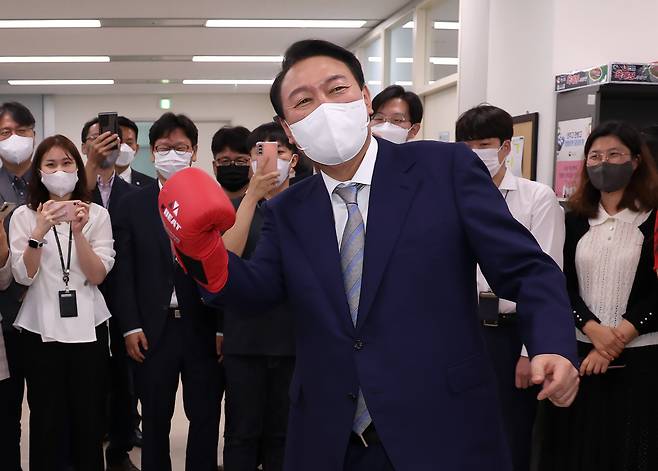 2022년 5월26일 세종시 정부세종청사에서 공무원들을 만난 윤석열 대통령이 선물받은 글러브를 끼고 ‘어퍼컷 세리머니’를 선보이고 있다. ⓒ연합뉴스