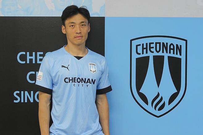 ▲ 베테랑 신형민이 천안시티FC 유니폼을 입었다. ⓒ천안시티FC