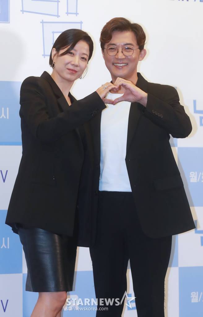 배우 전혜진, 안재욱이 17일 오전 서울 마포구 스탠포드 호텔에서 진행된 지니TV 새 드라마 '남남' 제작발표회에 참석해 포즈를 취하고 있다.  철부지 엄마와 쿨한 딸의 남남 같은 대환장 한 집 살이와 그녀들의 썸과 사랑을 그린 드라마 '남남'은 17일 공개한다. /2023.07.17 /사진=이동훈 기자 photoguy@