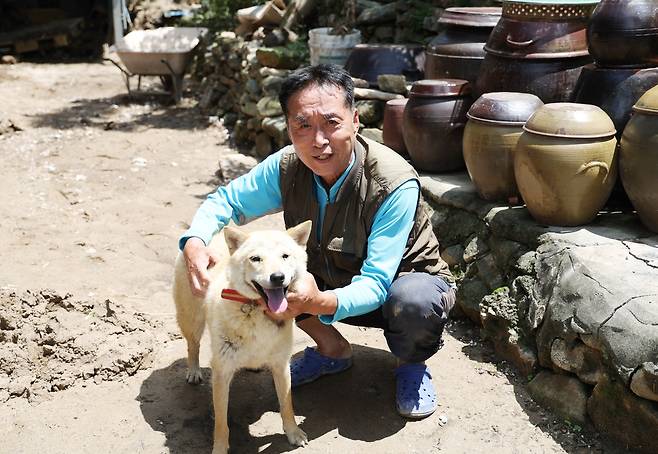 '27시간 만에 돌아온 예천 반려견 진순이' (예천=연합뉴스) 박세진 기자 = 17일 오전 경북 예천군 감천면 벌방리 주민 권호량(73)씨가 지난 15일 새벽 폭우에 실종됐다가 27시간 만에 돌아온 반려견 진순이와 함께 웃고 있다. 2023.7.17 psjpsj@yna.co.k