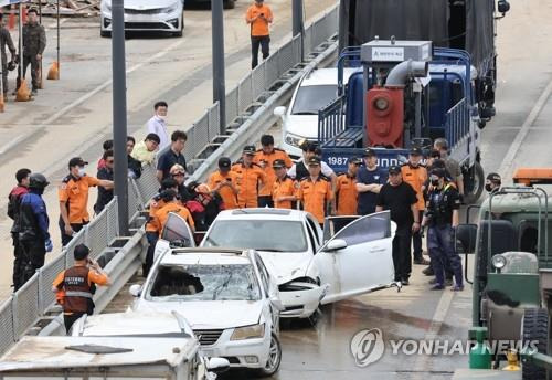 침수 차량 살펴보는 119 구조대      (청주=연합뉴스) 최재구 기자 = 17일 오전 충북 청주시 오송읍 궁평2지하차도에서 119구조대원 등이 견인된 침수 차량의 트렁크를 개방하고 있다.  2023.7.17 
    jjaeck9@yna.co.kr