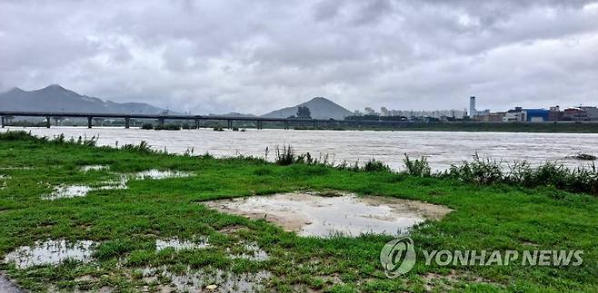 물에 잠긴 둔치…원주쌀 토토미·찰옥수수 축제 장소 이전 (원주=연합뉴스) 이재현 기자 = 강원 원주에 전날부터 14일까지 이틀간 200㎜에 가까운 폭우가 쏟아져 제11회 문막농협 원주쌀 토토미·찰옥수수 축제 장소인 문막체육공원 둔치가 물에 잠겼다. 2023.7.14 jlee@yna.co.kr