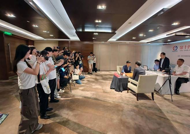 취재 열기 속에 시작된 춘란배 결승 1국 [한국기원 제공. 재판매 및 DB 금지]