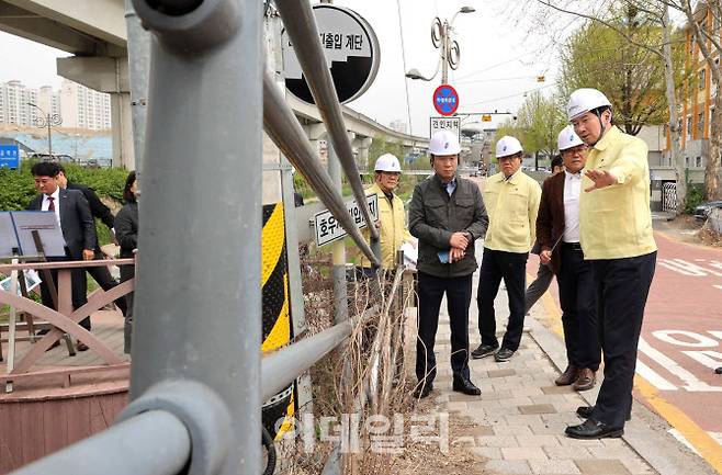 이상일 용인특례시장이 지난해 취임 이후 용인 고기교 현장을 점검하고 있다.(사진=용인시)