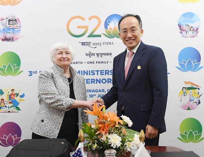 G20 재무장관 중앙은행총재 회의 참석차 인도 간디나가르를 방문 중인 추경호 부총리 겸 기획재정부 장관이 17일(현지시간) 마하트마 만디르 컨벤션센터(MMCC)에서 재닛 옐런 미국 재무장관과 양자회담에 앞서 악수하며 기념 촬영하고 있다. (사진=기재부 제공)