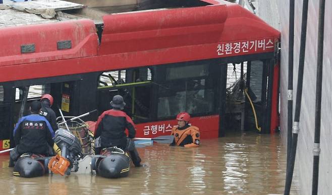 소방 당국이 지난 16일 미호강 제방 유실로 침수된 충북 청주시 오송읍 궁평2지하차도에서 버스 등 침수 차량에 대해 인명 수색을 진행하고 있는 모습. (사진=연합뉴스)