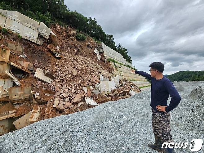 17일 서부내륙고속도로 홍성 천태산 8공구 건설공사 구간에서 호우로 무너진 옹벽을 한 주민이 가르키고 있다.2023.07.17./뉴스1ⓒ 뉴스1 이찬선 기자