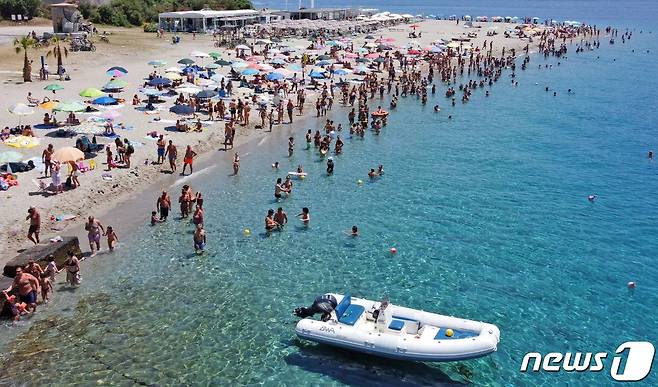 16일(현지시간) 이탈리아 시칠리아의 한 해변에서 시민들이 더위를 식히기 위해 바다에 뛰어드는 모습. 기상 전문가들은 시칠리아의 18일 기온이 최고 섭씨 48도까지 치솟을 것으로 전망했다. 23.07.16 ⓒ AFP=뉴스1 ⓒ News1 김예슬 기자