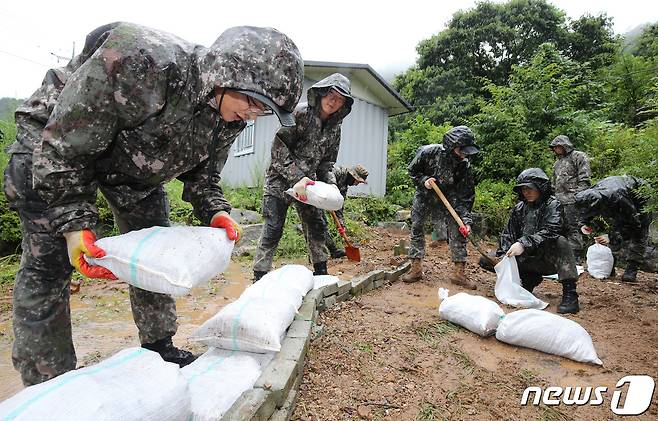 18일 충남 공주 웅진동 일원에서 육군 제2신속대응사단 용호여단 장병들이 수해 복구 작업을 하고 있다. 2023.7.18/뉴스1 ⓒ News1 김기태 기자