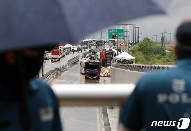 17일 오후 충북 청주시 흥덕구 오송읍 궁평2지하차도 침수 피해 현장에서 군 장병들이 우천에 대비해 모래주머니를 설치하고 있다. 2023.7.17/뉴스1 ⓒ News1 구윤성 기자