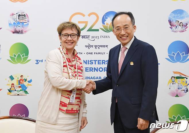 G20 재무장관 중앙은행총재 회의 참석차 인도 간디나가르를 방문중인 추경호 경제부총리 겸 기획재정부 장관이 17일(현지시간) 마하트 마만디르 컨벤션센터(MMCC)에서 오딜 르노-바소 유럽부흥개발은행(EBRD)총재와 양자회담에 앞서 악수하고 있다. (기획재정부 제공) 2023.7.18/뉴스1