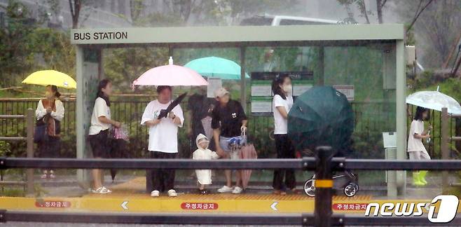 17일 전북 완주군 삼봉로에서 한 버스정류장에서 시민들이 비를 피하고 있다. 2023.7.17/뉴스1 ⓒ News1 유경석 기자