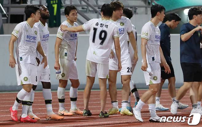 18일 오후 서울 양천구 목동종합운동장에서 열린 2023 하나원큐 K리그2 22라운드 서울 이랜드FC와 김포FC의 경기에서 1대0 승리를 거둔 김포 선수들이 기뻐하고 있다. 2023.7.18/뉴스1 ⓒ News1 김민지 기자