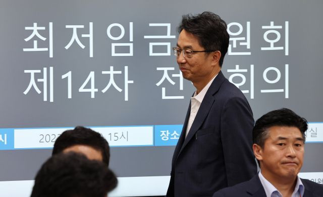 아르바이트생 고용을 축소할 계획인 소상공인들은 아르바이트생의 최저임금과 주휴수당, 퇴직금 등 인건비에 부담을 느끼는 것으로 조사됐다.[사진출처=연합뉴스]