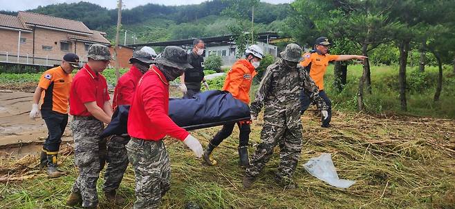 18일 오전 소방 당국과 해병대원들이 예천군 용문면 제곡리 하천 일대에서 발견된 실종자로 추정되는 시신을 이송하고 있다. /경북소방본부