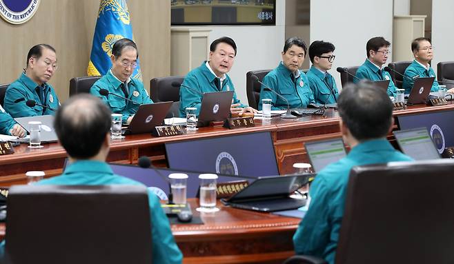 윤석열 대통령이 18일 서울 용산 대통령실 청사에서 열린 국무회의에서 발언하고 있다. /연합뉴스