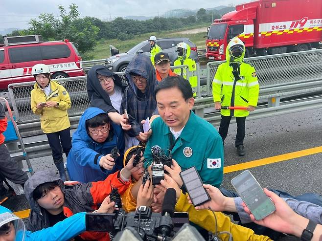 원희룡 국토교통부장관이 16일 충북 청주시 오송 궁평2지하차도를 방문해 기자들의 질문에 답하고 있다. 2023.7.16. 뉴스1