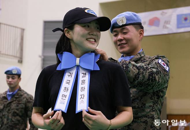 18일 오전 인천시 계양구 육군 국제평화지원단에서 열린 남수단재건지원단(한빛부대) 17진 환송식에서 한 부대원이 약혼자에게 인사를 받고 있다.  박형기 기자 oneshot@donga.com