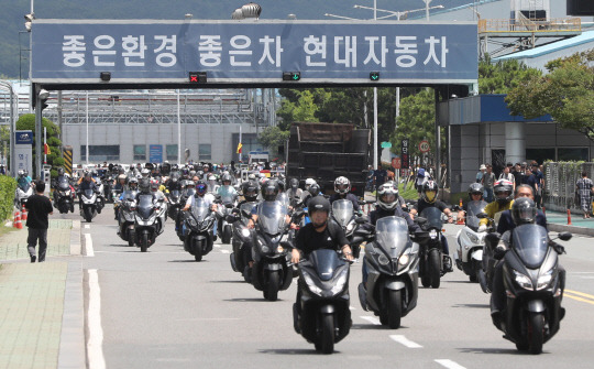 지난 12일 울산시 북구 현대자동차 명촌정문에서 오전조 근무자들이 2시간 일찍 퇴근하고 있다. <연합뉴스>