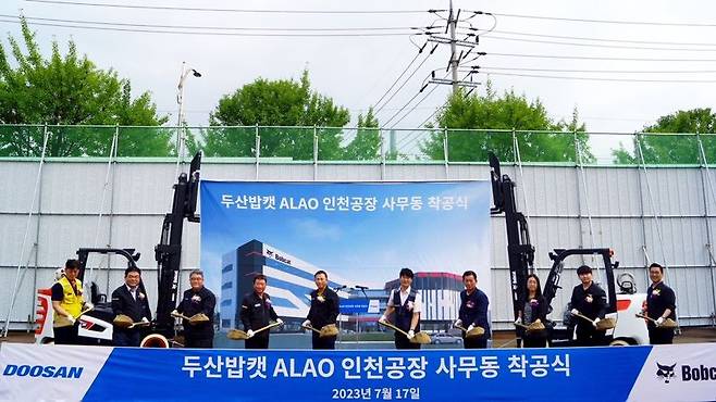 두산산업차량 인천 본사에서 지난 17일 열린 사무동 착공식에서 박형원 두산밥캣 ALAO 지역장(왼쪽 다섯째) 등 임직원들이 착공행사를 하고 있다. 두산밥캣 제공