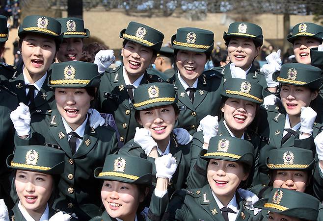 충남 계룡대에서 열린 신임 장교 합동임관식에 참석한 여군 장교들이 동기들과 파이팅을 외치고 있다. (사진=저작권자(c) 연합뉴스, 무단 전재-재배포 금지)