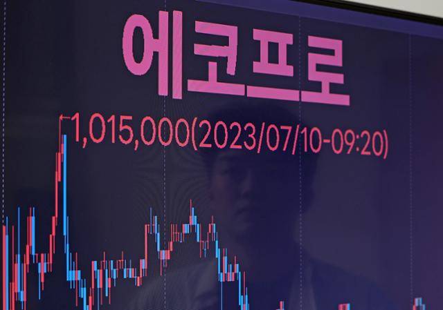 에코프로가 장중 101만5,000원을 기록한 10일 오후 서울 종로구 연합인포맥스 스크린에 에코프로 차트가 띄워져 있다. 연합뉴스