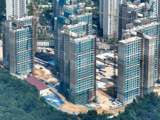 GS 건설이 전면 재시공 계획을 밝힌 인천 검단신도시의 AA13-2블록 아파트 건설 현장. 연합뉴스