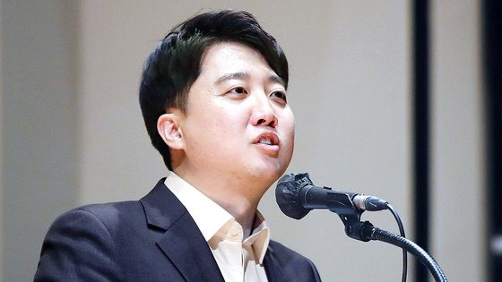 이준석 전 국민의힘 대표가 지난 5월 16일 오후 서울 관악구 서울대학교에서 강연을 하고 있다. 뉴스1