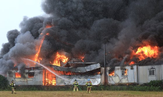 18일 오전 제주시 내도동의 한 전기자재 도매업체에서 불이 나 소방당국이 진화하고 있다. 연합뉴스