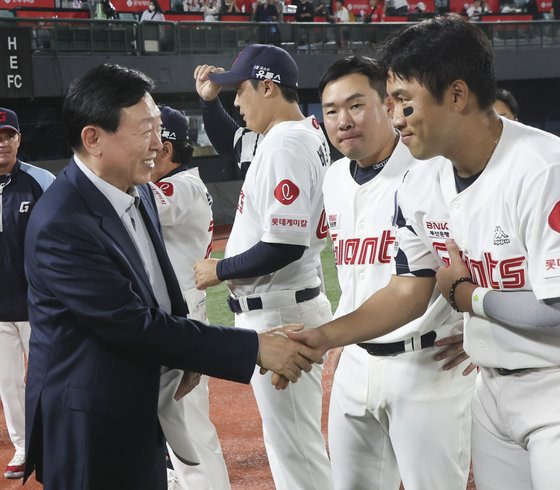 지난 6월 부산 사직야구장에서 열린 2023프로야구 한화 이글스와 롯데 자이언츠의 경기에서 신동빈 롯데그룹 회장이 승리한 전준우 선수와 악수하고 있다. 연합뉴스