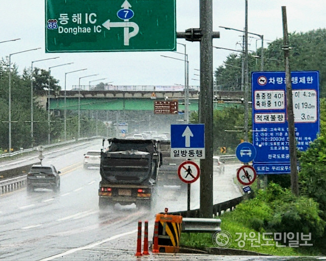 ▲ 동해·삼척 주민·시민단체들이 반발하는 가운데 삼척블루파워가 18일부터 동해항에 하역된 유연탄을 25t 덤프트럭에 싣고 효가사거리~동해IC~근덕IC를 경유해 맹방 발전소로 운송을 하고 있다. 삼척블루파워 발전 연료용 유연탄이 보관돼  있는 동해항 10번 선석 석탄부두 하역장에서 유연탄을 실은 25t 덤프트럭들이 동해항 4번 게이트를 빠져나온 후 동해시 효가사거리를 거쳐 동해IC로 진입하고 있다.