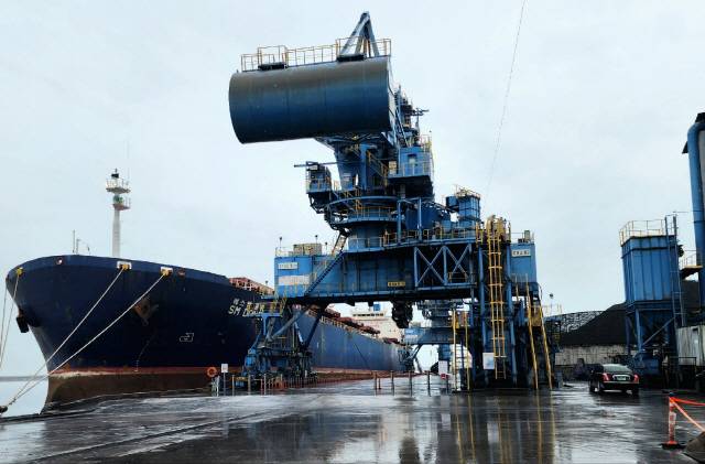 ▲ 동해·삼척 주민·시민단체들이 반발하는 가운데 삼척블루파워가 18일부터 동해항에 하역된 유연탄을 25t 덤프트럭에 싣고 효가사거리~동해IC~근덕IC를 경유해 맹방 발전소로 운송을 하고 있다. 삼척블루파워 발전용 유연탄 5만8000t을 실은 화물선이 동해항 10번 선석 석탄부두에 접안해  하역하고 있다.