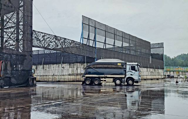 ▲ 동해·삼척 주민·시민단체들이 반발하는 가운데 삼척블루파워가 18일부터 동해항에 하역된 유연탄을 25t 덤프트럭에 싣고 효가사거리~동해IC~근덕IC를 경유해 맹방 발전소로 운송을 하고 있다. 삼척블루파워 발전 연료용 유연탄이 보관돼  있는 동해항 10번 선석 석탄부두에서 유연탄을 실은  25t 덤프트럭이 하역장을 빠져나오고 있다.