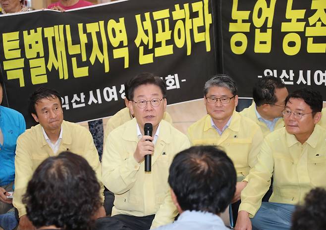 이재명 더불어민주당 대표가 18일 수재민 대피소인 전북 익산시 망성면 성북초등학교를 찾아 수재민들과 대화하고 있다. 연합뉴스