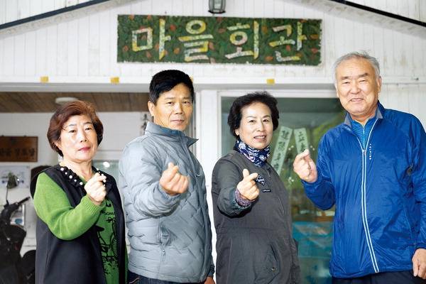 물만골 대표자들이 마을회관 앞에서 기념촬영을 하고 있다. 왼쪽부터 민영임 부녀회장, 허연호 연산2동 1통장, 박순애 공동체 운영위원장, 박호생 노인회장.  전민철 기자