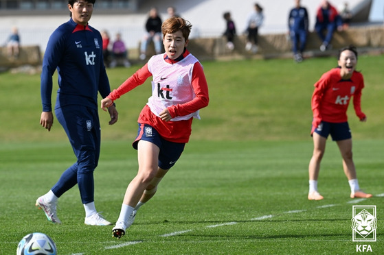 Moon Mi-ra, center, takes part in a Korean women's football team training session on a practice field at Thomas Hassall Anglican College in Middleton Grange, Australia on Saturday. [YONHAP]