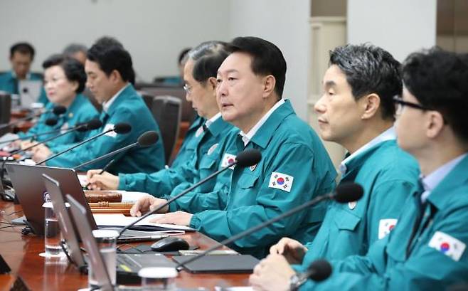 윤석열 대통령이 18일 서울 용산 대통령실 청사에서 열린 국무회의에서 발언하고 있다.   연합뉴스