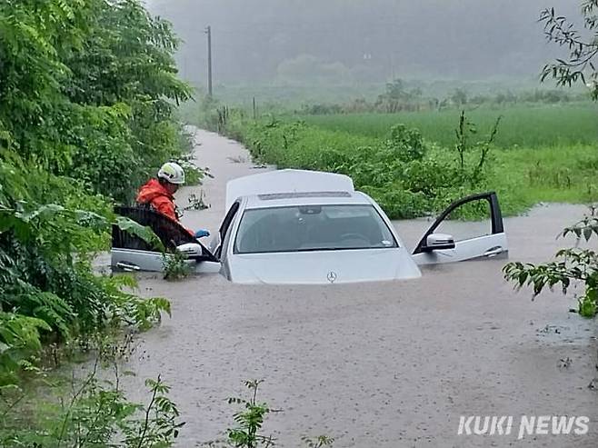 18일 오후 1시2분에는 함안군 군북면 수곡리 농로 내 진입 중 갑작스럽게 차랑이 고립되어 침수돼 차량 운전자를 안전하게 구조하고 있다. 경남소방본부 제공